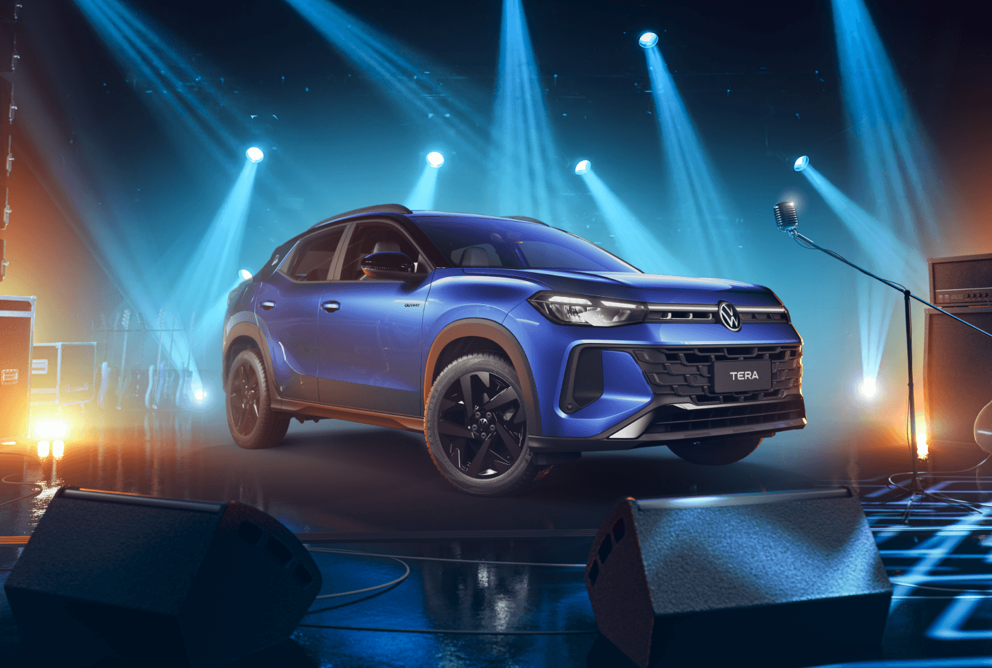 Carro azul em movimento em avenida urbana