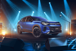 Carro azul em movimento em avenida urbana